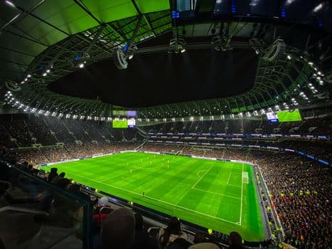 Tottenham berabere kaldı Leicester şampiyon gibi