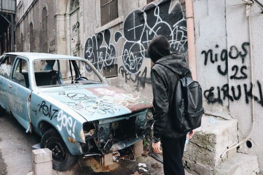 Hurdaya dönen araçtan sağ kurtuldu