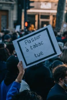 Paris'te Eğitim Protestoları Şiddetlendi: Yüz Binlerce Kişi Sokağa Döküldü
