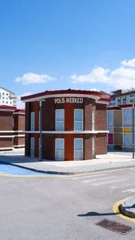 Polisten Kaçan Plakasız Araç Kaldırımda Sıkıştı