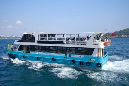Boğaz'da Kaza: Gezi Teknesi Tarihi Yalıya Çarptı