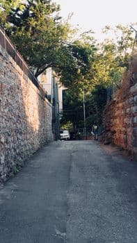 Karabük'te Otomobil İstinat Duvarına Çarptı: 3 Yaralı