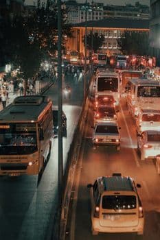 Serik'te İki Otomobil Çarpıştı: Bir Araç Alev Alev Yandı, 2 Yaralı