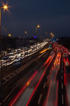 İstanbul'da Sağanak Yağış Trafiği Felç Etti