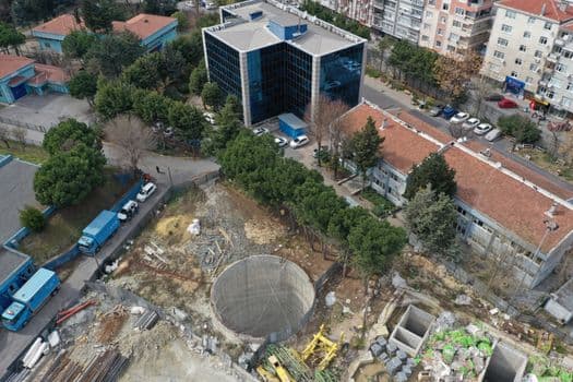 Bahçelievler'de Suyla Dolan Alt Geçitte Hareketli Anlar: Bir Kadın İş Makinesiyle Tahliye Edildi
