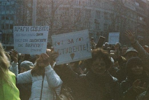 Arnavutluk'ta Öğrenci Protestoları Şiddetlendi: Eğitim Bakanlığı Binası Ateşe Verildi