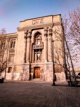 Arnavutluk'ta Hükümet Karşıtı Protestolar Şiddetlendi: Eğitim Bakanlığı Önünde Çatışma Çıktı