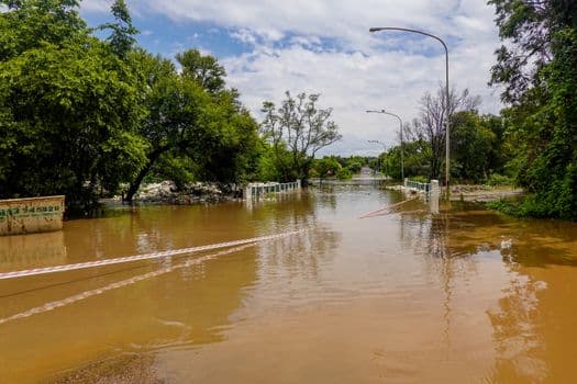 Kocaeli'de Sele Kapılan Araçta Kaybolan 2 Kişi Aranıyor