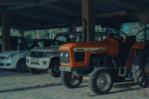 Otomobil ve traktör hırsızı önce kameraya, sonra polise yakalandı
