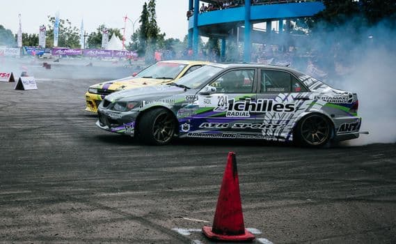 Beylikdüzü’nde drift yapan sürücü park halindeki 3 otomobile çarpıp kaçtı