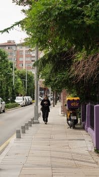 Zeytinburnu’nda esnaf ile haraç şüphelisi arasında silahlı kovalamaca