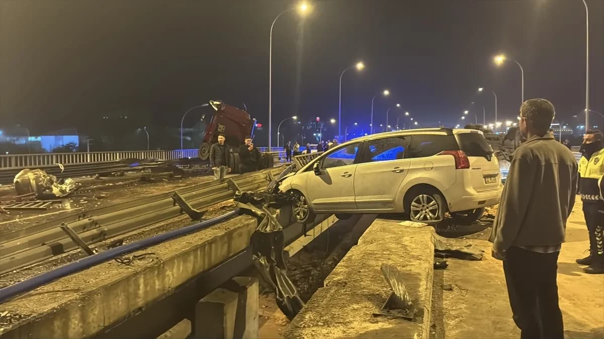 Afyonkarahisar'da Tuğla Yüklü TIR Kazası: 1 Ölü, 7 Yaralı