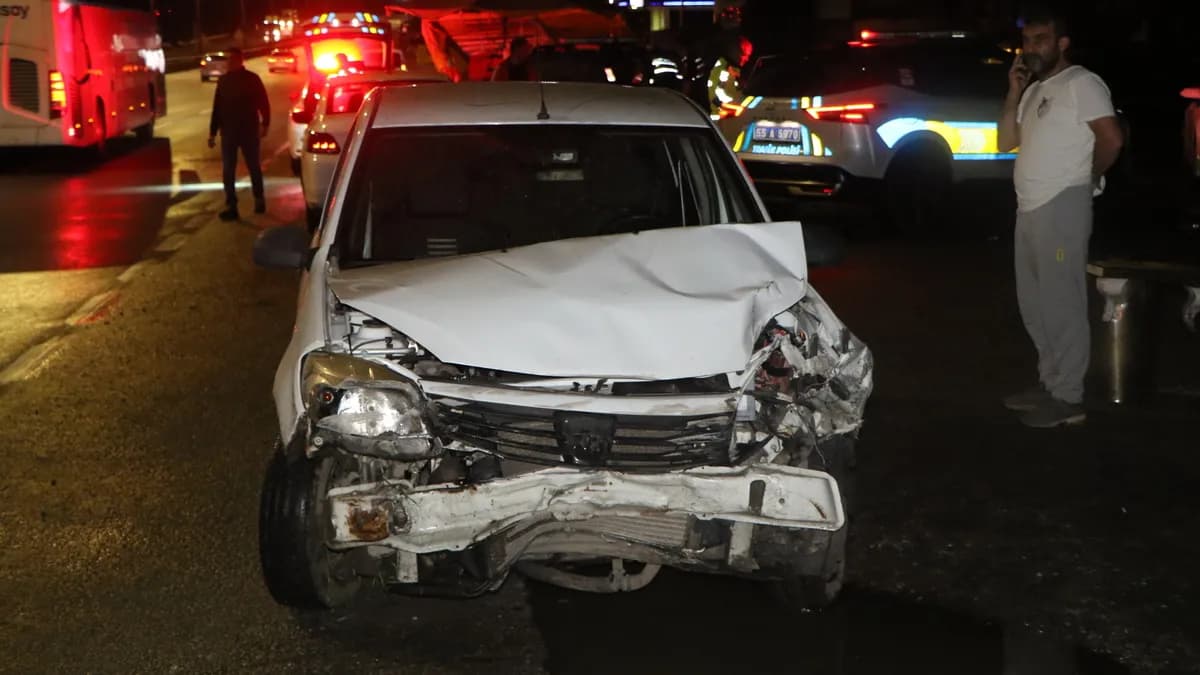 Samsun'da Otomobil Kamyonete Çarptı: 4 Kişi Yaralandı