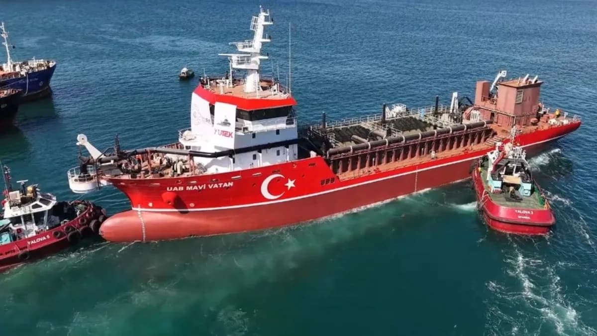 Türkiye'nin İlk Yerli Emici Tarama Gemisi UAB Mavi Vatan Suyla Buluştu