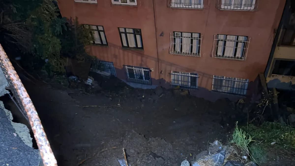 İstanbul'da sağanak felaketi: Eyüpsultan'da yumuşayan toprak kaydı! Apartman sakinleri gece yarısı tahliye edildi