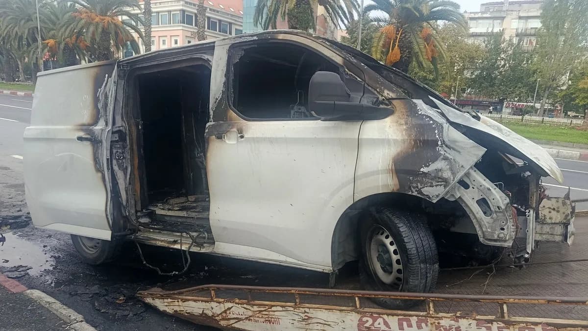 Fatih’te ticari araç alev alev yandı: Trafik kontrollü sağlandı