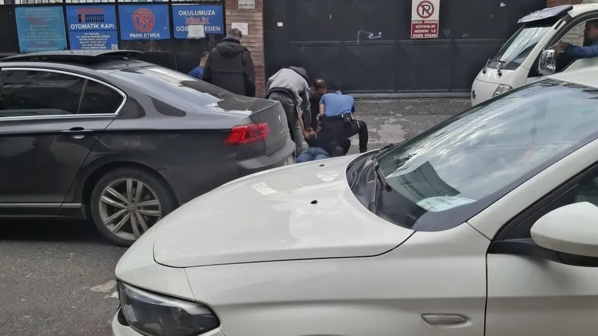 Zeytinburnu'nda okul denetimi sırasında ruhsatsız tabanca ele geçirildi! 2 şüpheli yakalandı