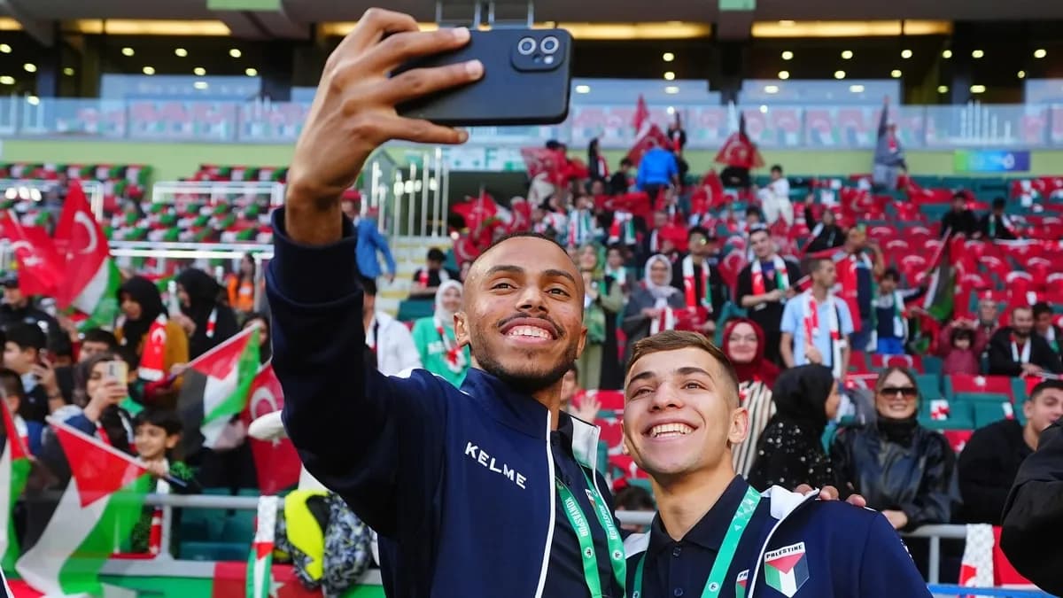 Konyaspor-Filistin dostluk maçında anlamlı buluşma! Tribünlerde Filistin’e sevgi seli