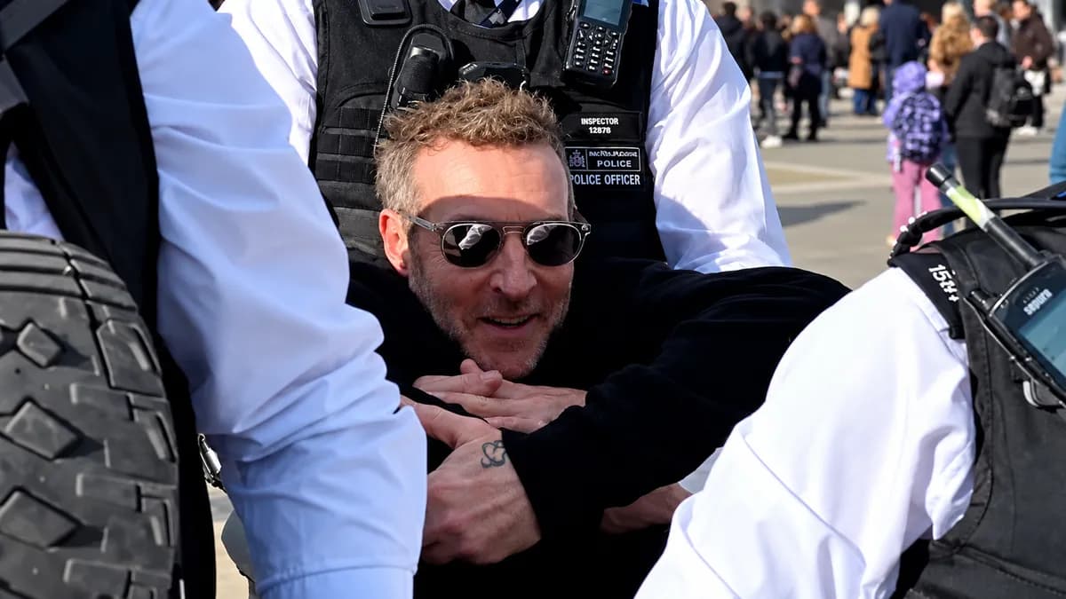 Filistin'e destek veren Massive Attack solisti Robert Del Naja, Palestine Action pankartı nedeniyle Terör Yasası kapsamında gözaltına alındı