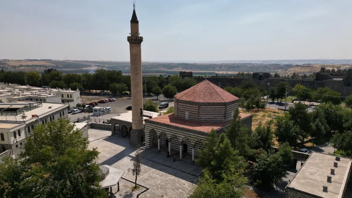 Bakan Ersoy duyurdu: Diyarbakır ve Bingöl'deki 6 asırlık mabet yeniden cemaatiyle buluşacak
