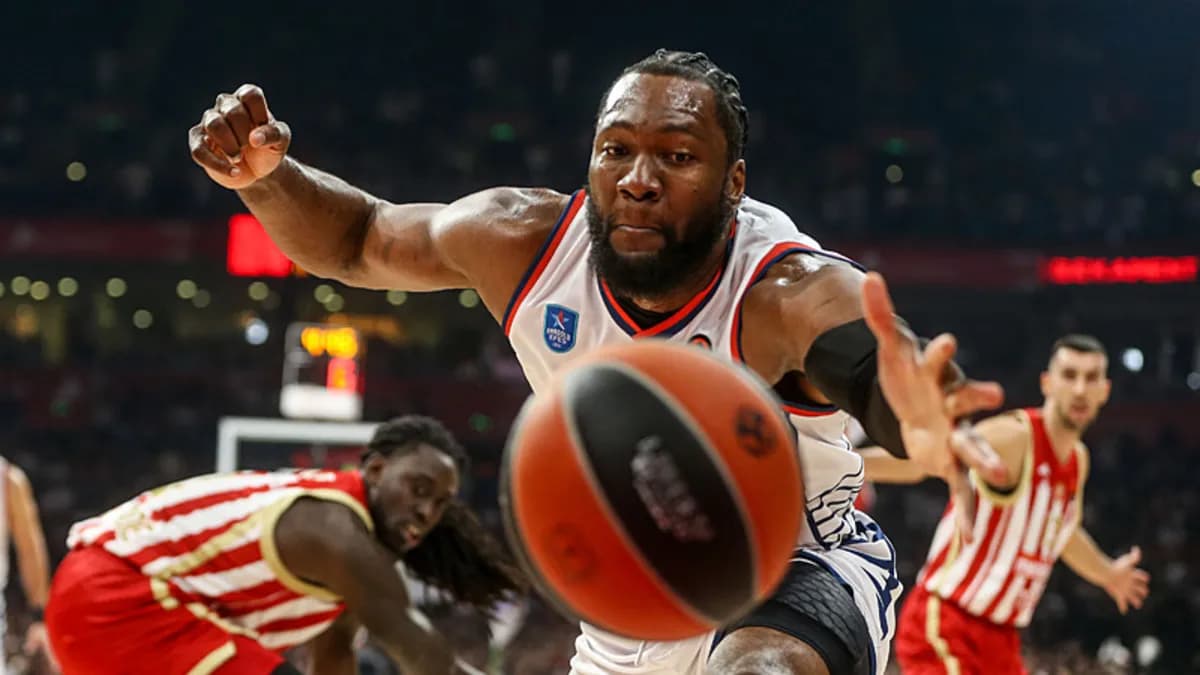 Anadolu Efes Sırbistan'da Mağlup: Mike James Sakatlanarak Oyundan Çıktı