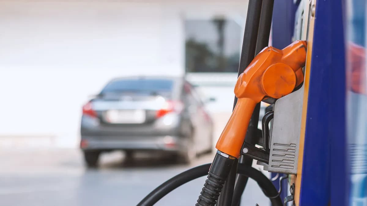 Akaryakıtta Eşel Mobil Sona Erdi: Vergiler Üç Ayda Kademeli Yansıtılacak