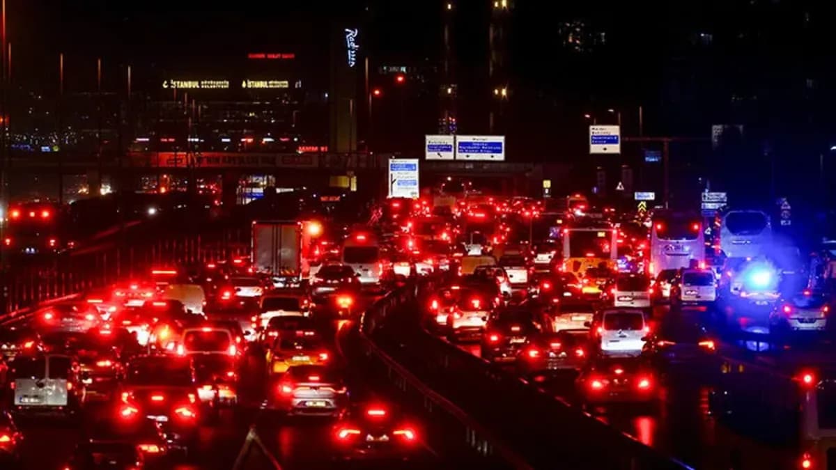 İstanbul’da trafik kilitlendi! Yoğunluk yüzde 72’ye çıktı