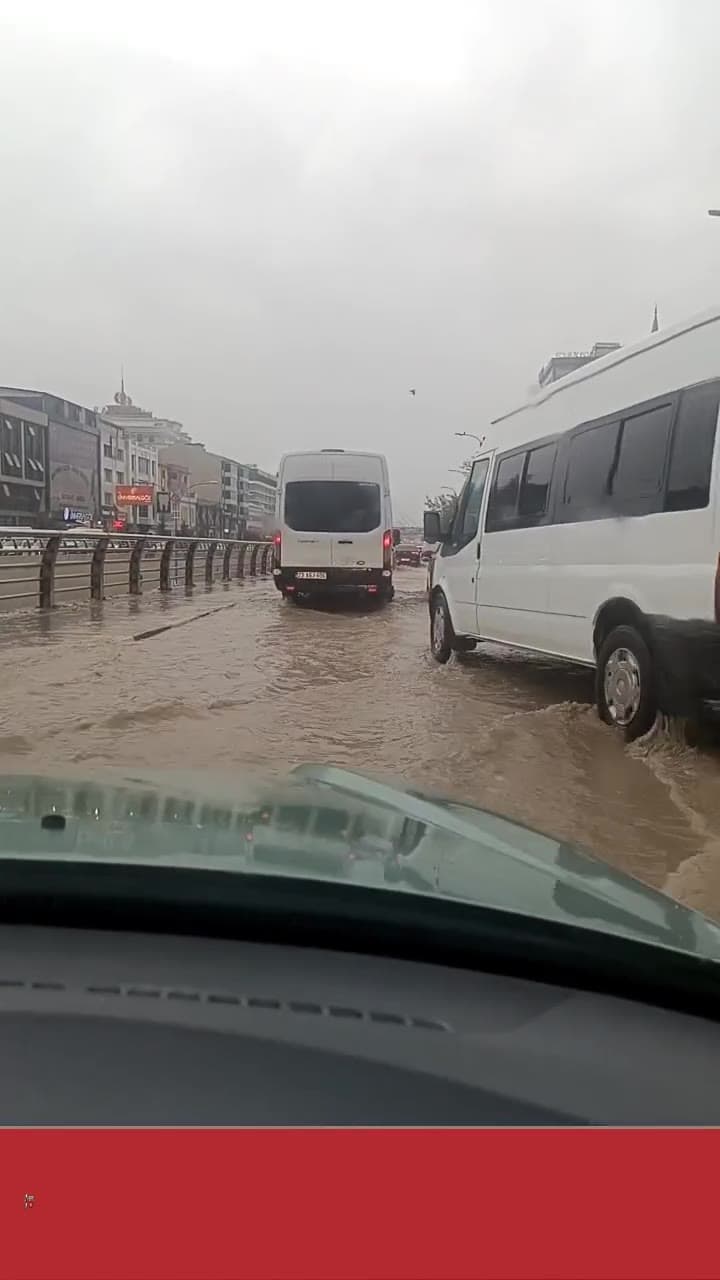 Elazığ'da Şiddetli Yağış Ulaşımı Durma Noktasına Getirdi