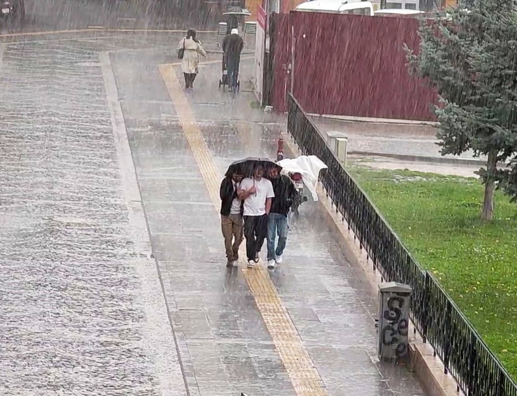 Sivas'ta Şiddetli Sağanak Yağış Günlük Yaşamı Etkiledi