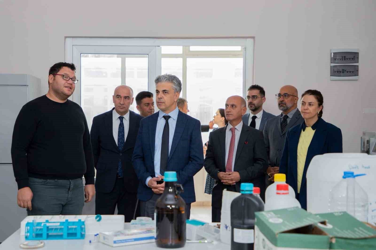 Rektör Prof. Dr. Ufuk Kuyrukluyıldız Araştırma Laboratuvarını İnceledi