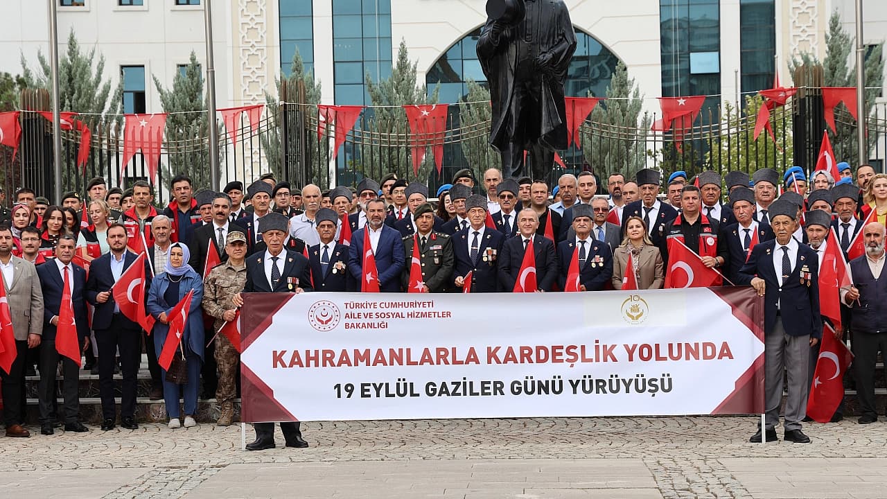 Elazığ’da Gaziler Günü Yürüyüşü