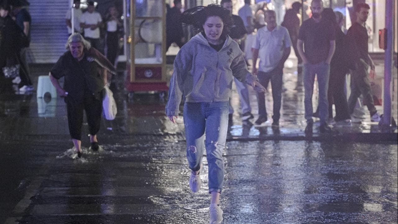 Ankara'da gök gürültülü sağanak etkili oldu