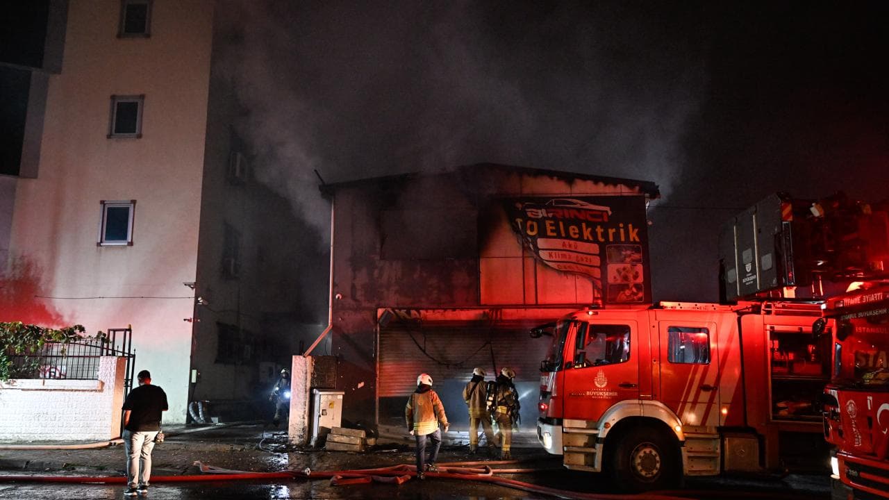 Esenyurt'ta Alevlere Teslim Olan Oto Lastikçi Yangını Bitişikteki İş Yerlerine Sıçradı