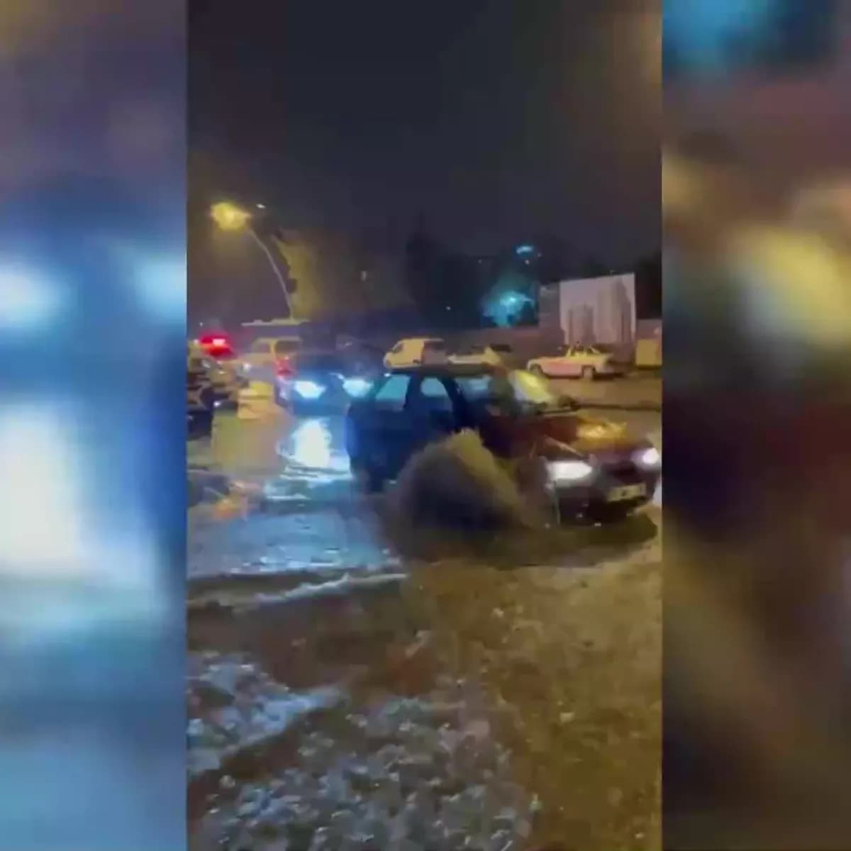 Başkentte Sağanak Dehşeti: Keçiören'de Yol Çöktü, Araçlar Hasar Gördü