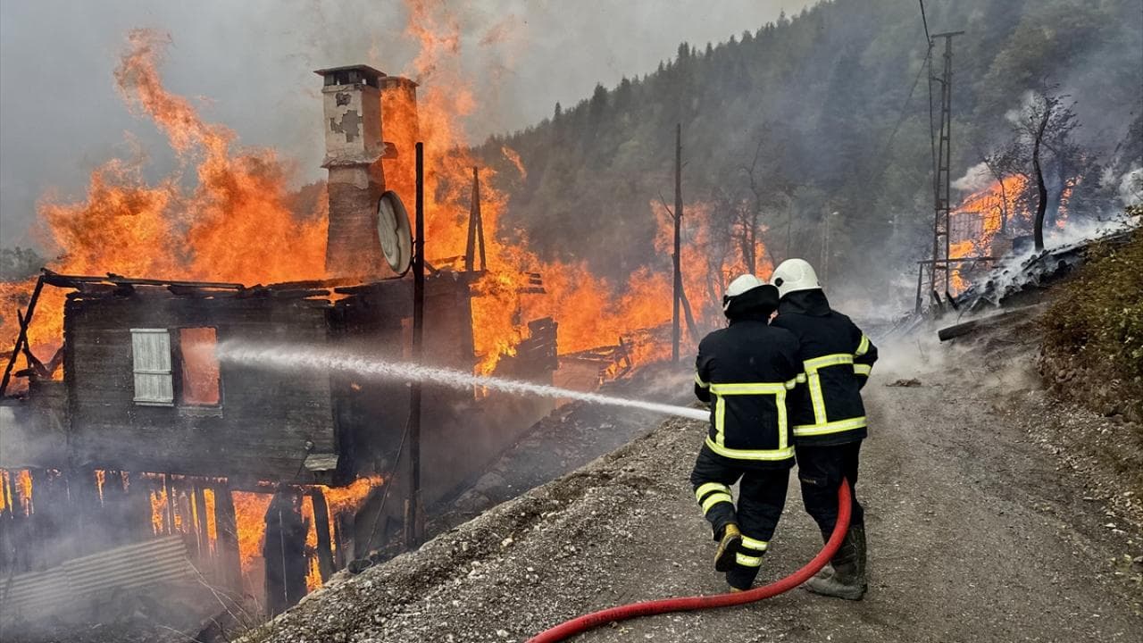 Kastamonu'da Korkutan Köy Yangını: Alevler 8 Eve Yayıldı