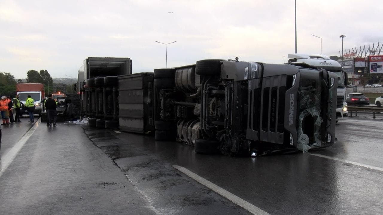 Pendik'te Balık Yüklü Tır Devrildi: TEM Otoyolu'nda Trafik Kilitlendi