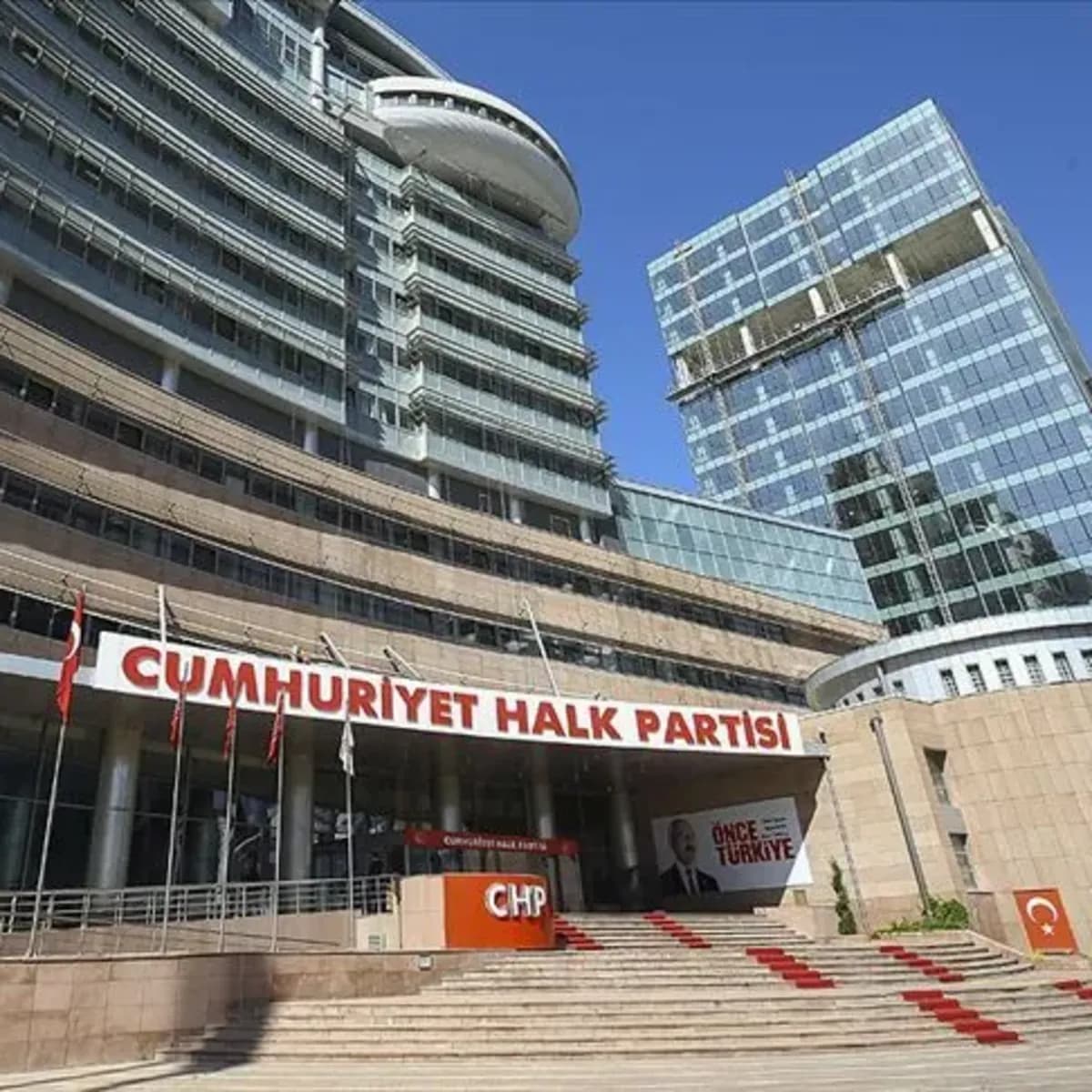 Mansur Yavaş'ın İstifası Sonrası CHP Genel Merkezi'nde Hareketli Saatler