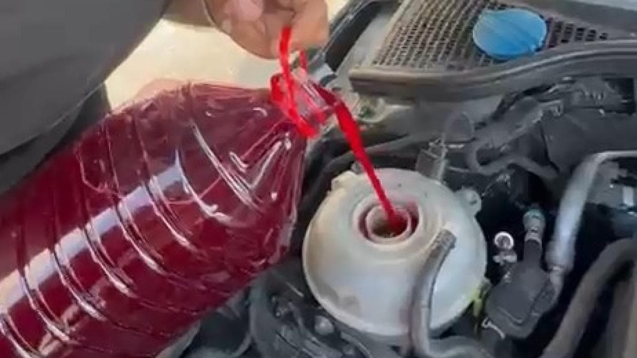 Adana Dönüşü Otobanda Yolda Kaldı: Motor Suyu Yerine Şalgam Koydu