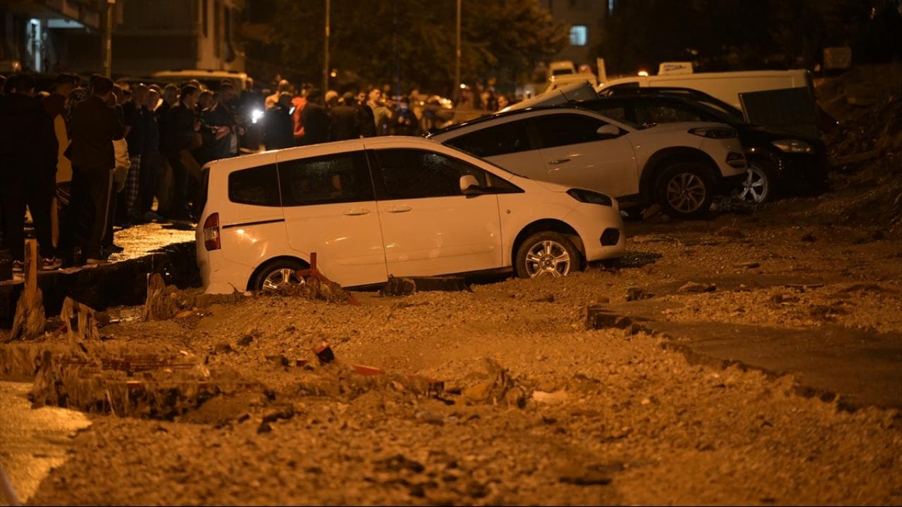 Başkentte Sağanak Yağış Ve Altyapı İhmali Yolu Çökertti: 20 Araç Zarar Gördü