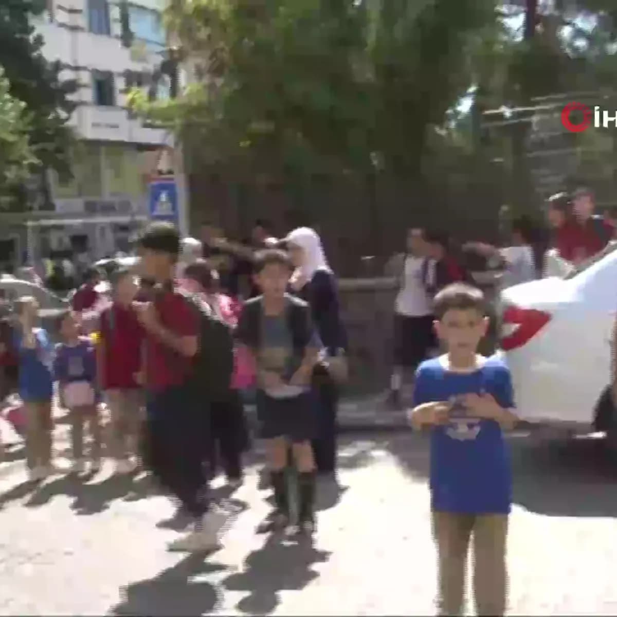 Şanlıurfa'da deprem sonrası veliler çocuklarını okuldan aldı