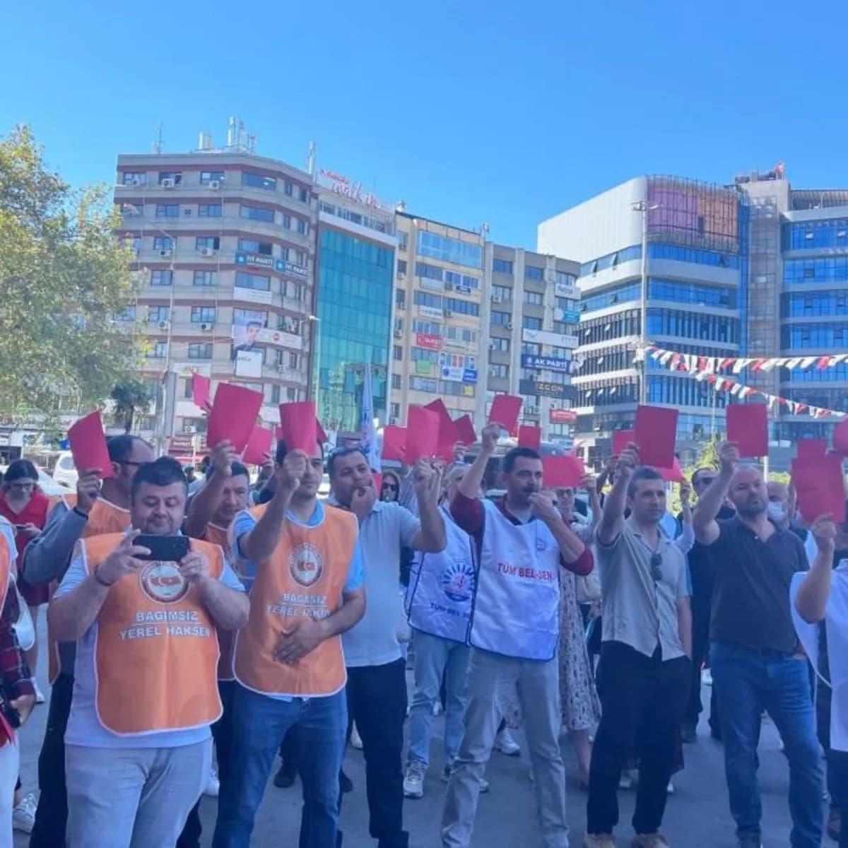 Yeni Partili Konak Belediyesi işçilerinden 'kırmızı kart'lı eylem