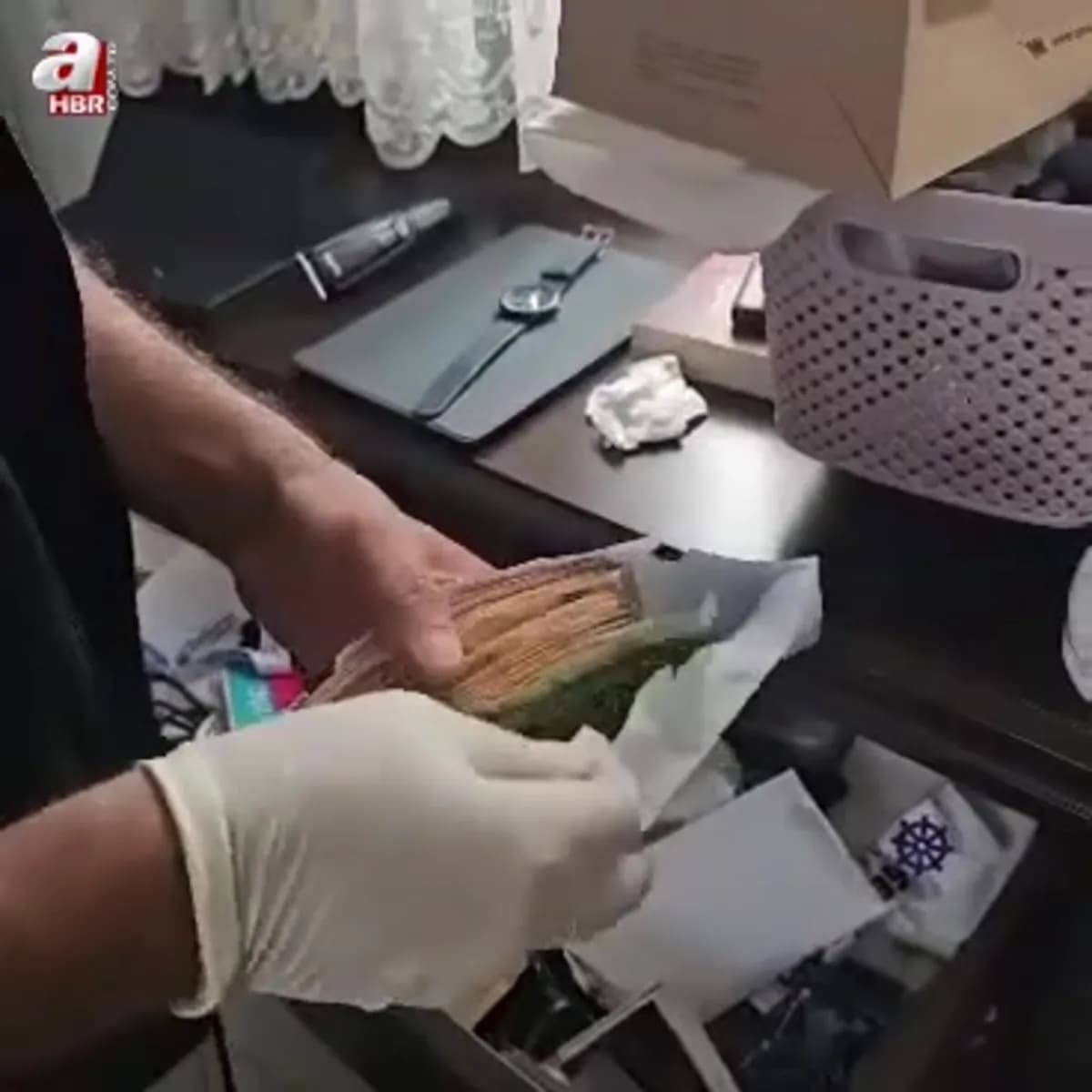 Ev ve araçlardan servet çıktı! Rüşvet soruşturmasında dikkat çeken bulgular