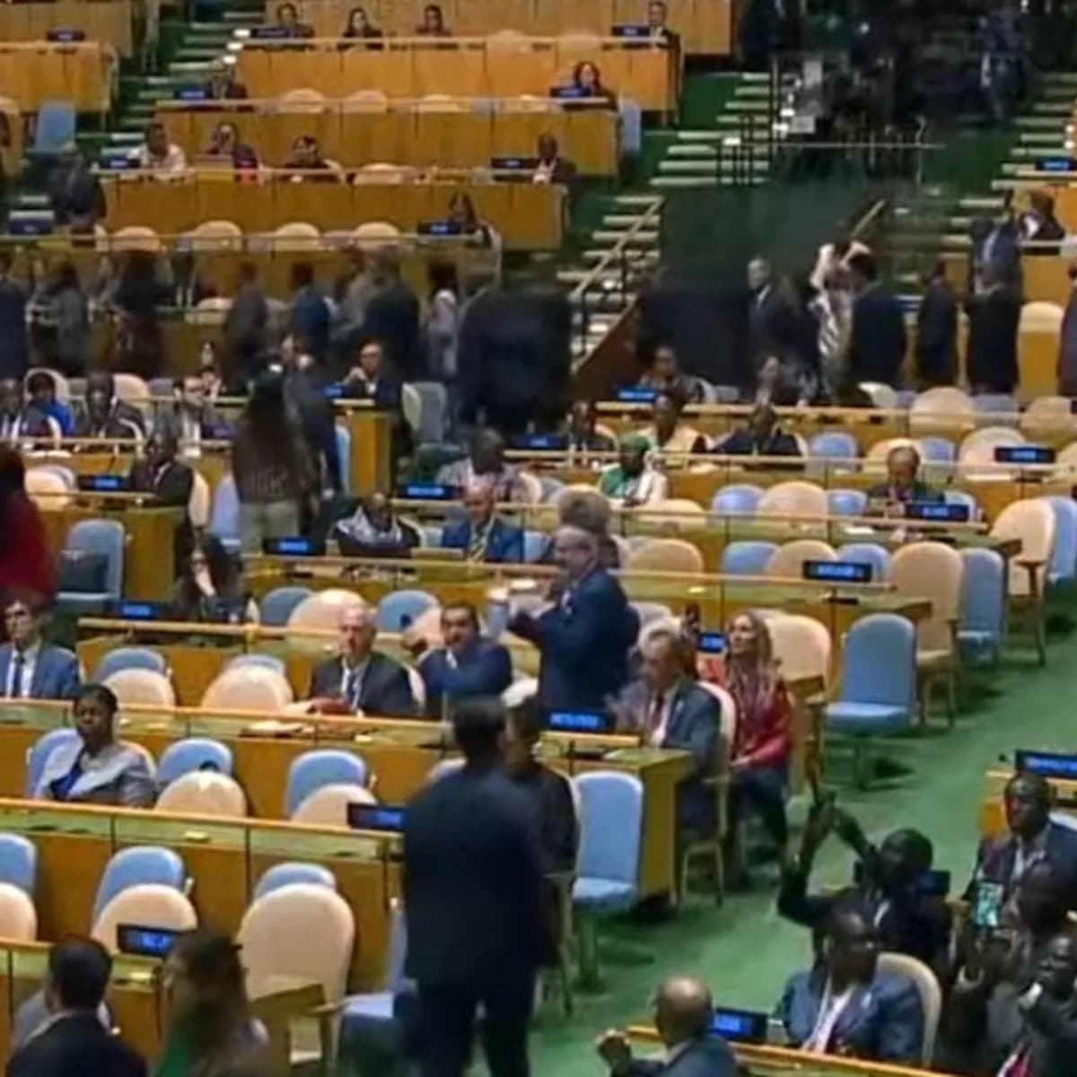 Katile protesto! Netanyahu BM'de boş salona konuşuyor