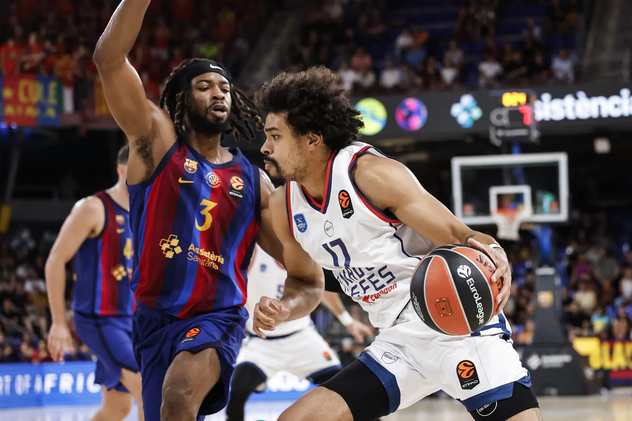 Anadolu Efes deplasmanda Barcelona’ya mağlup oldu! Temsilcimiz EuroLeague’e yenilgiyle başladı