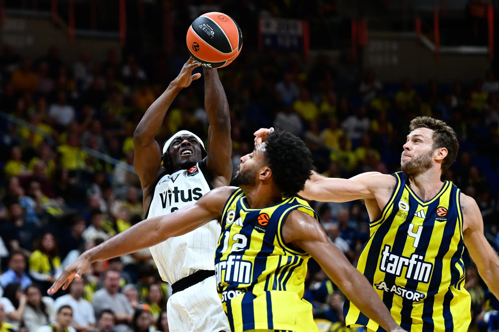 Fenerbahçe Tarfin, EuroLeague'e Virtus Bologna galibiyetiyle başladı