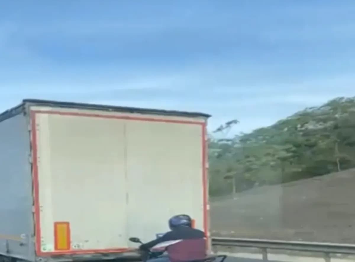TEM Otoyolu'nda Canını Hiçe Sayan Motosikletli