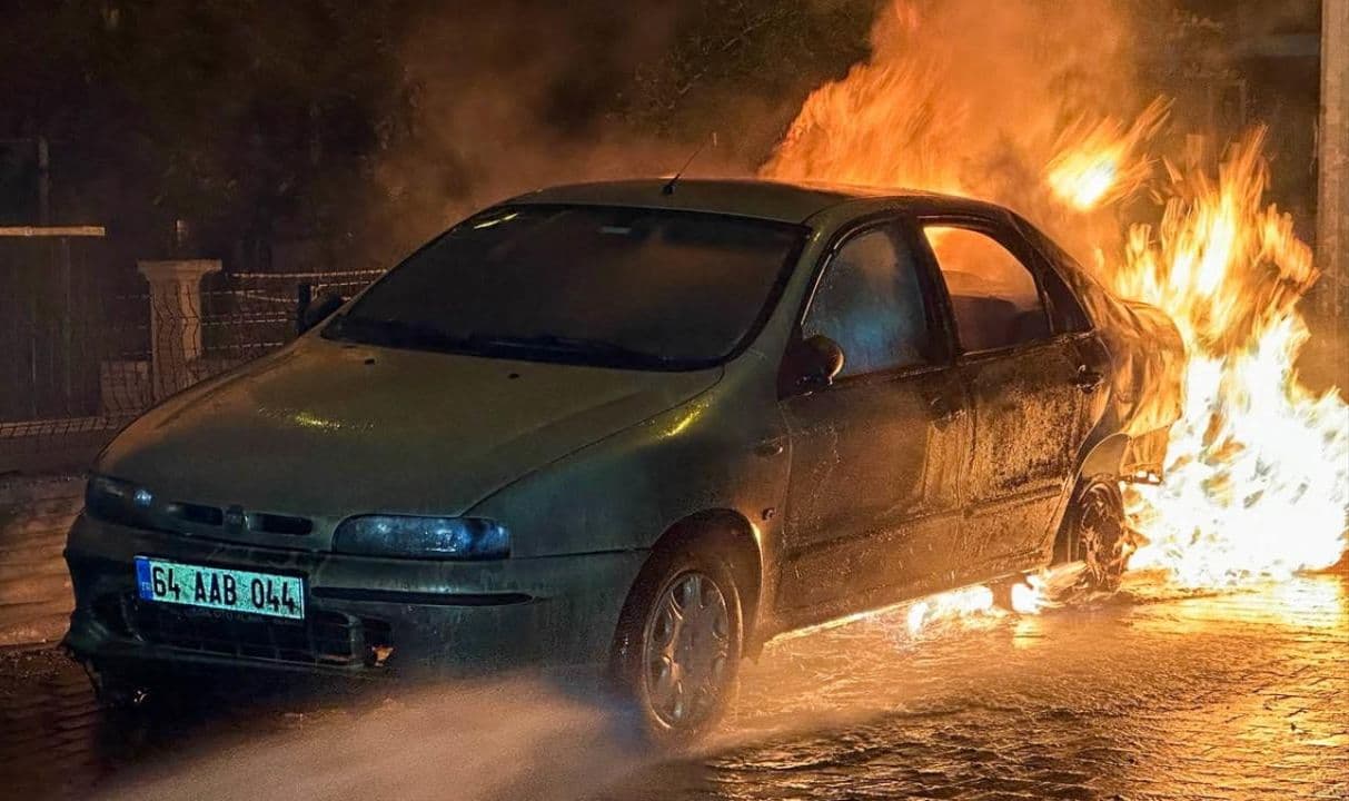 Uşak'ta park halindeki otomobilde yangın çıktı