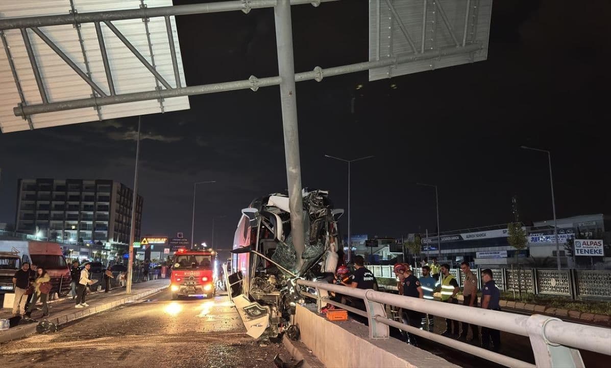 Adana'da otobüs kazası: Tabela direğine çarpan araçta 11 kişi yaralandı