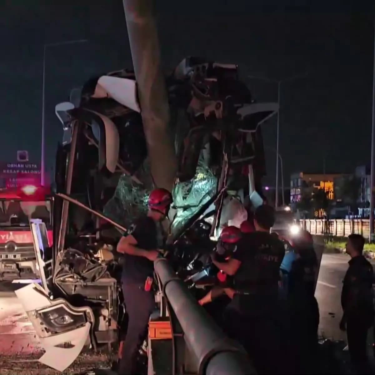 Adana'da yolcu otobüsü direğe çarptı: 11 yaralı