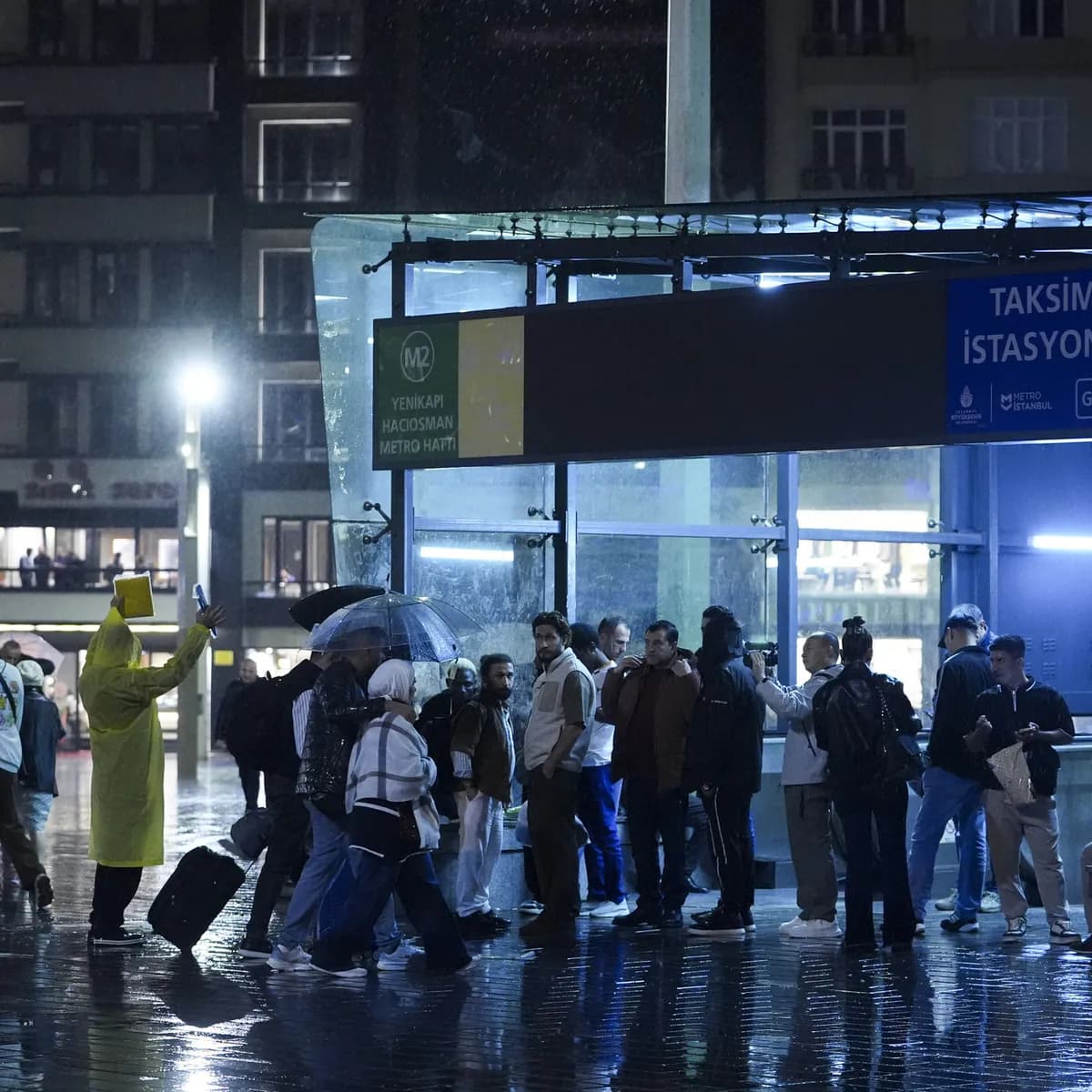 İstanbul sağanağa teslim! Yollar göle döndü, araçlar sular içinde kaldı